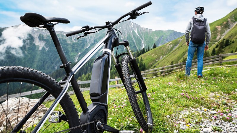 Mit dem E-Bike radelt es sich den Berg einfacher hinauf. Auch im Alltag setzen immer mehr Menschen auf die elektrisch angetriebenen Räder. In Sachen Versicherung gibt es aber noch Nachholbedarf. (Foto: Andrey Popov – stock.adobe.com)