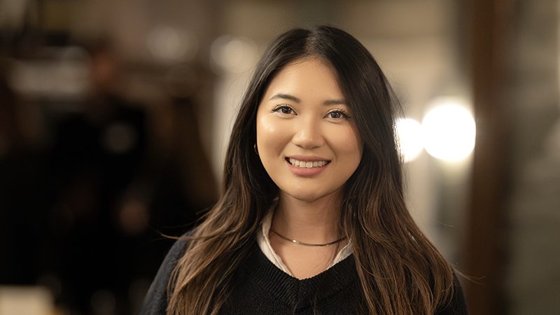 Die 31-jährige Managerin für Innovation und digitale Transformation hat in Erlangen-Nürnberg studiert. Im ERGO Innovation Lab beschäftigt sich Emilia Dang mit neuen Technologien und deren Potenzial für Unternehmen. Sie identifiziert und validiert Trends, insbesondere im Bereich KI, und entwickelt diese zu anwendbaren Lösungen weiter. (Foto: DeGrate Photography)